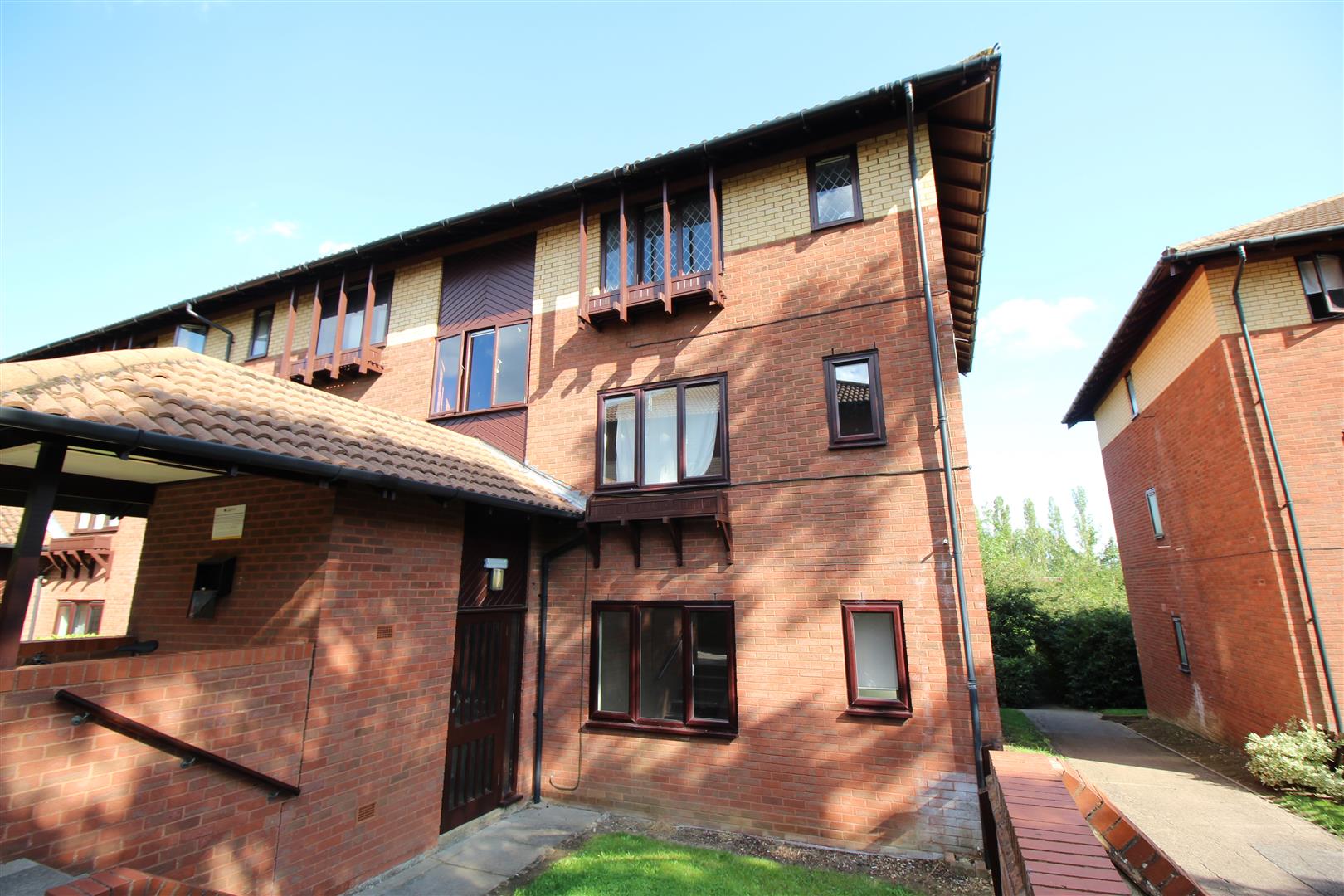 A one double bedroom top floor apartment located close to the Grand Union Canal with lovely walks either way through Milton Keynes. The property is close to excellent road and public transport links including both buses and the Milton Keynes Central trai